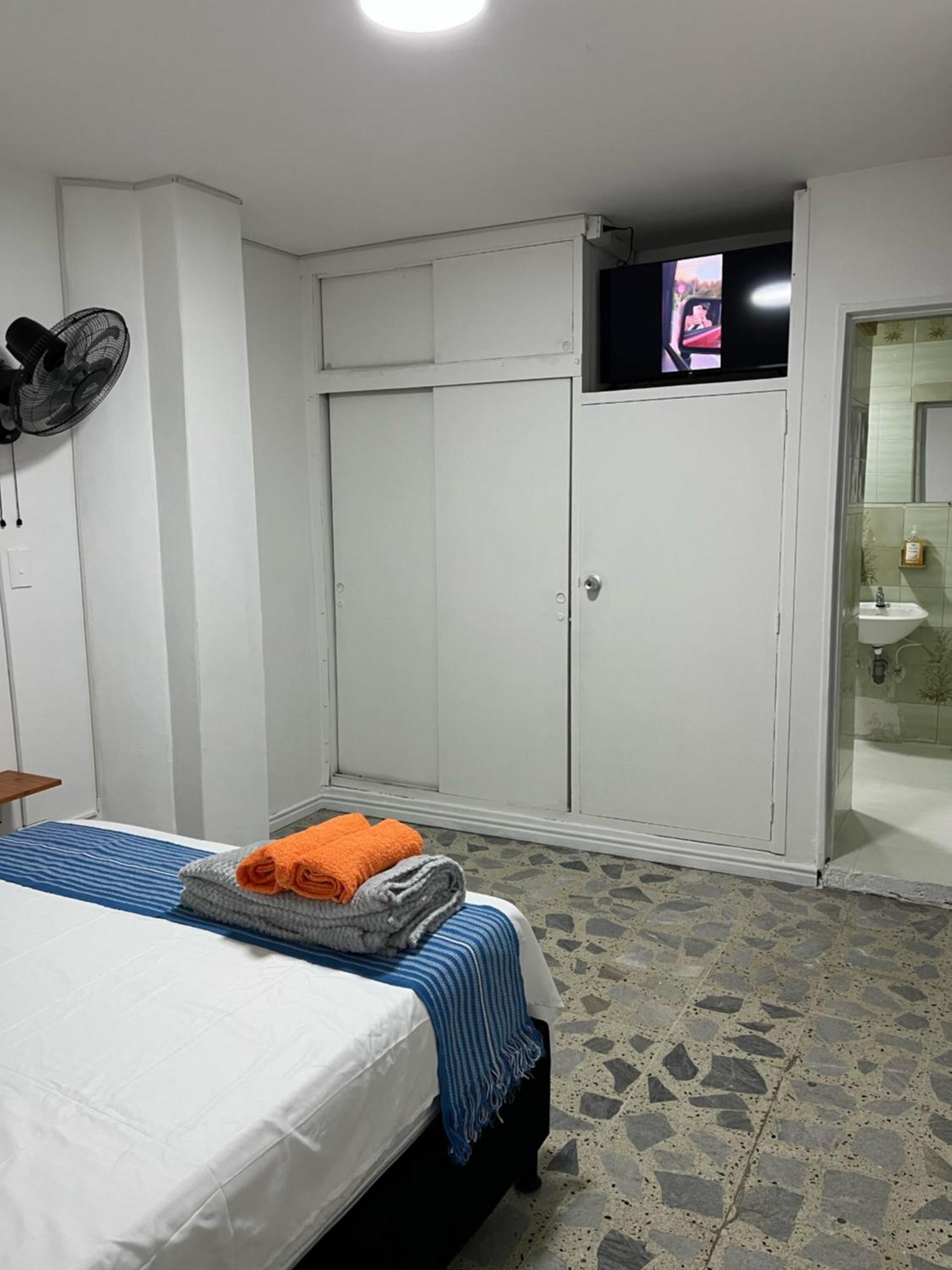 Habitación en casa particular Entre Jardines Medellín