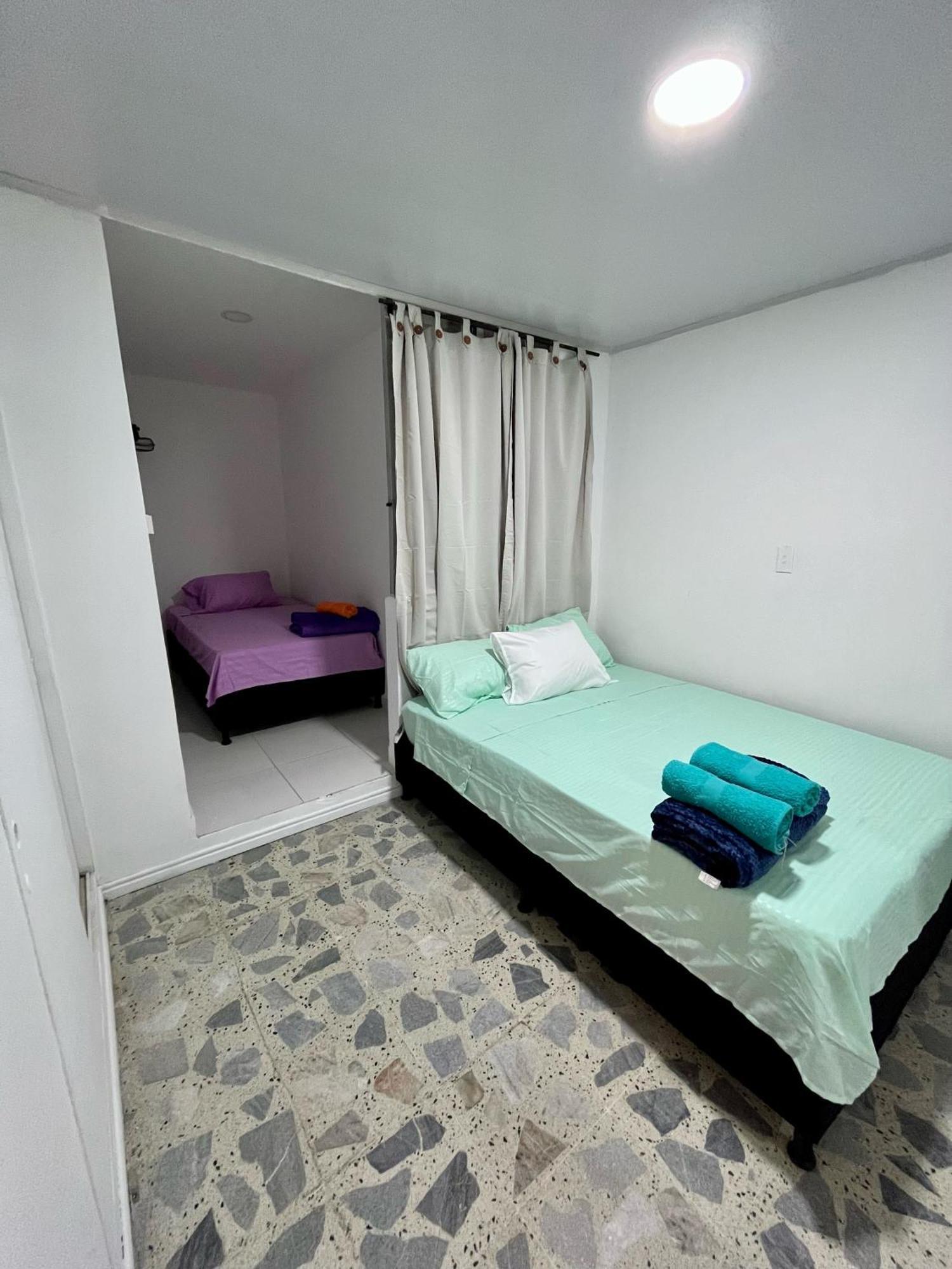 Habitación en casa particular Entre Jardines Medellín
