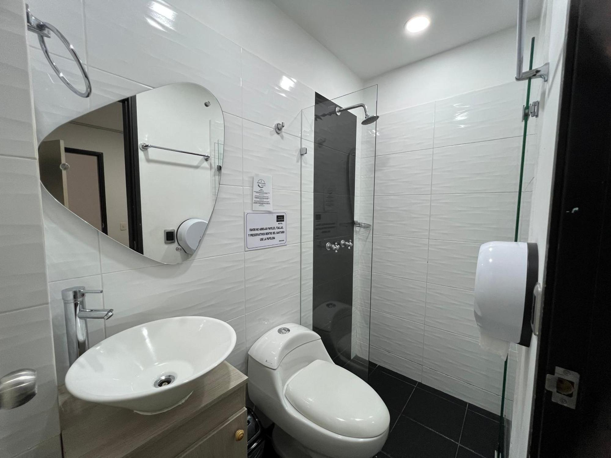 Hotel Jardin De Laureles 3*