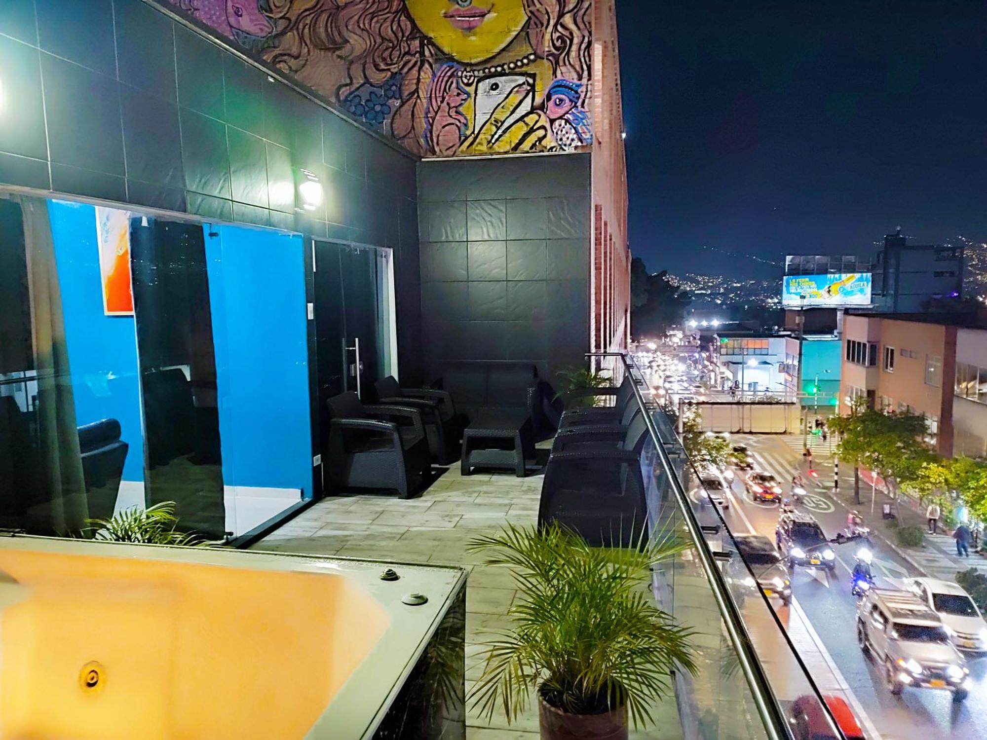 11 Bedroom-2 Floors Jacuzzi & Rooftop Pool At Poblado * Medellín