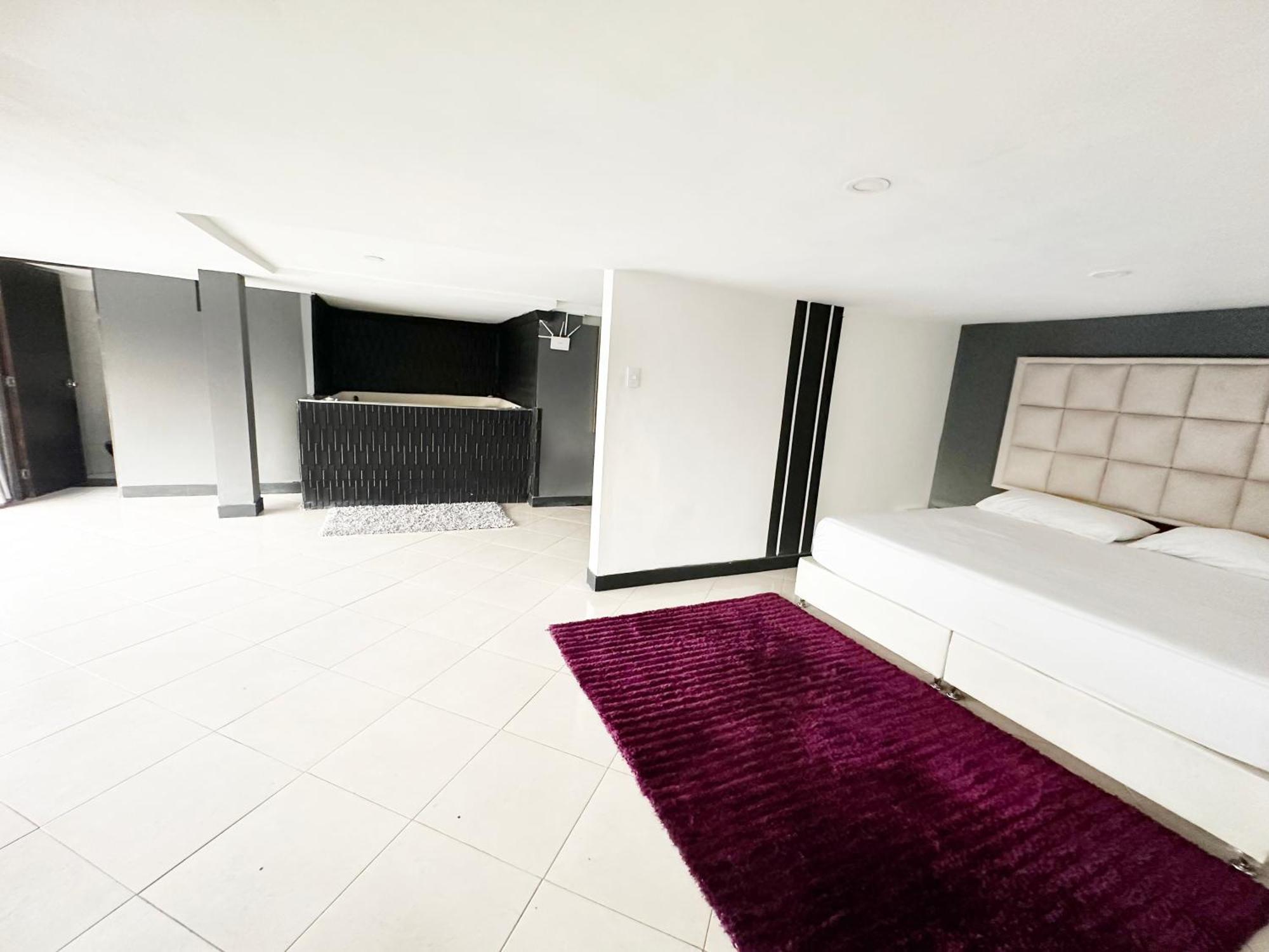 11 Bedroom-2 Floors Jacuzzi & Rooftop Pool At Poblado