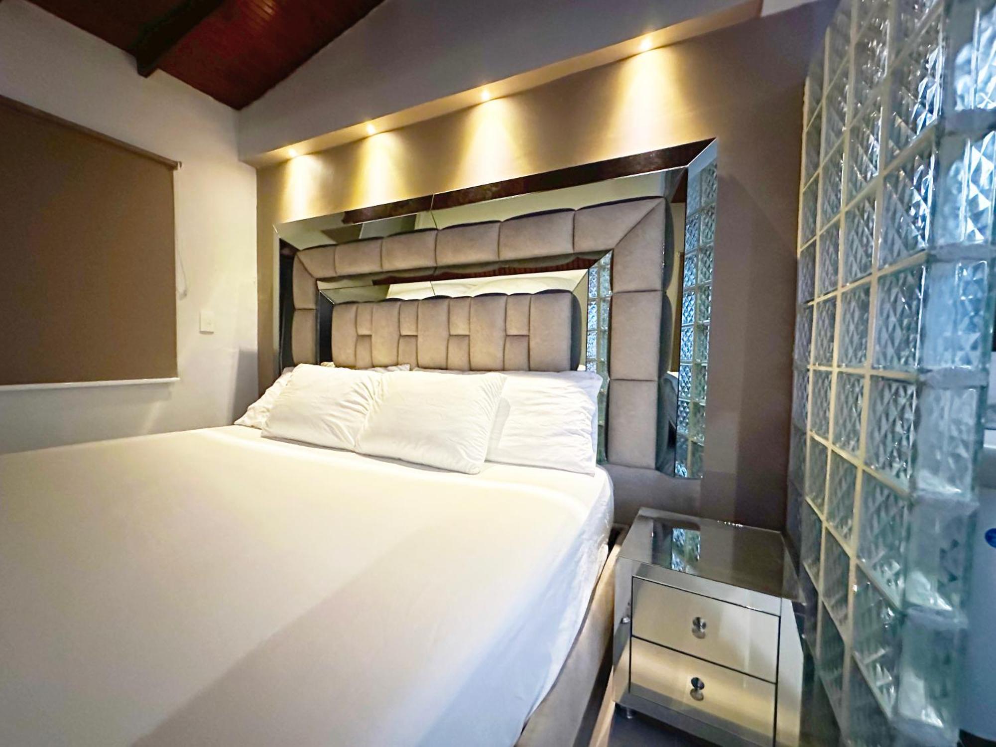 11 Bedroom-2 Floors Jacuzzi & Rooftop Pool At Poblado * Medellín