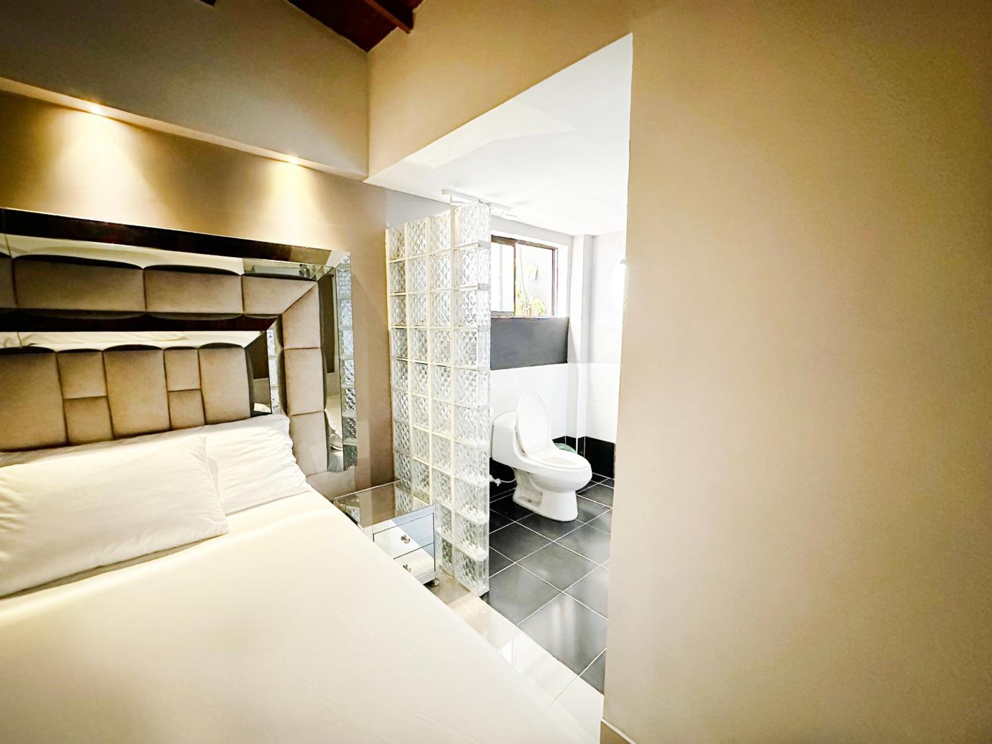 11 Bedroom-2 Floors Jacuzzi & Rooftop Pool At Poblado * Medellín