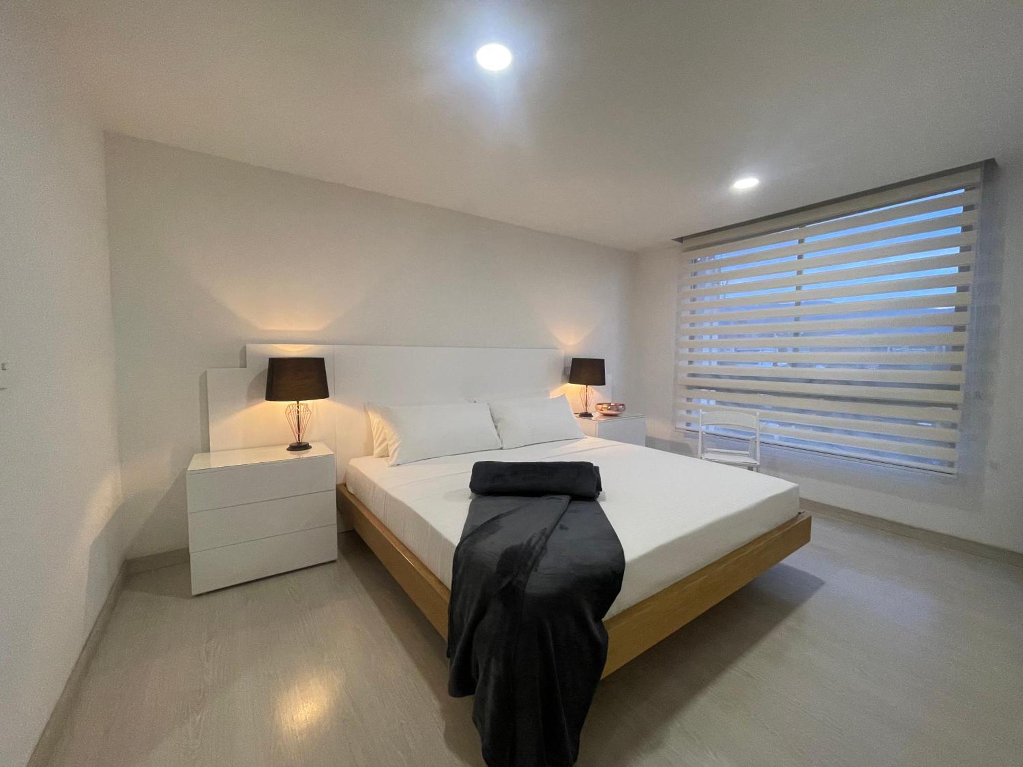 Minimalist Design With Amazing View In Poblado Apartamento
