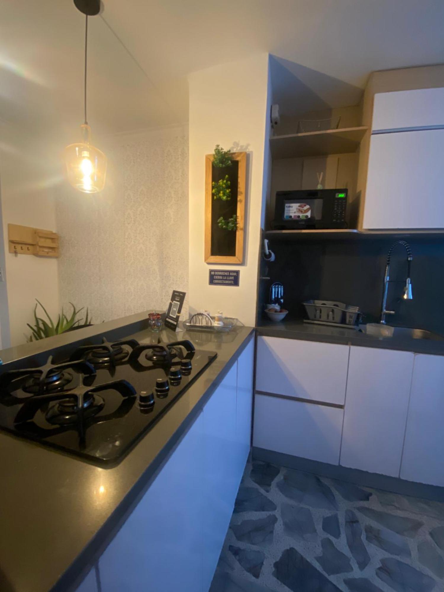 D Casa Hogar, Iluminado Y Tranquilo Con Amenidades Nuevas * Medellín