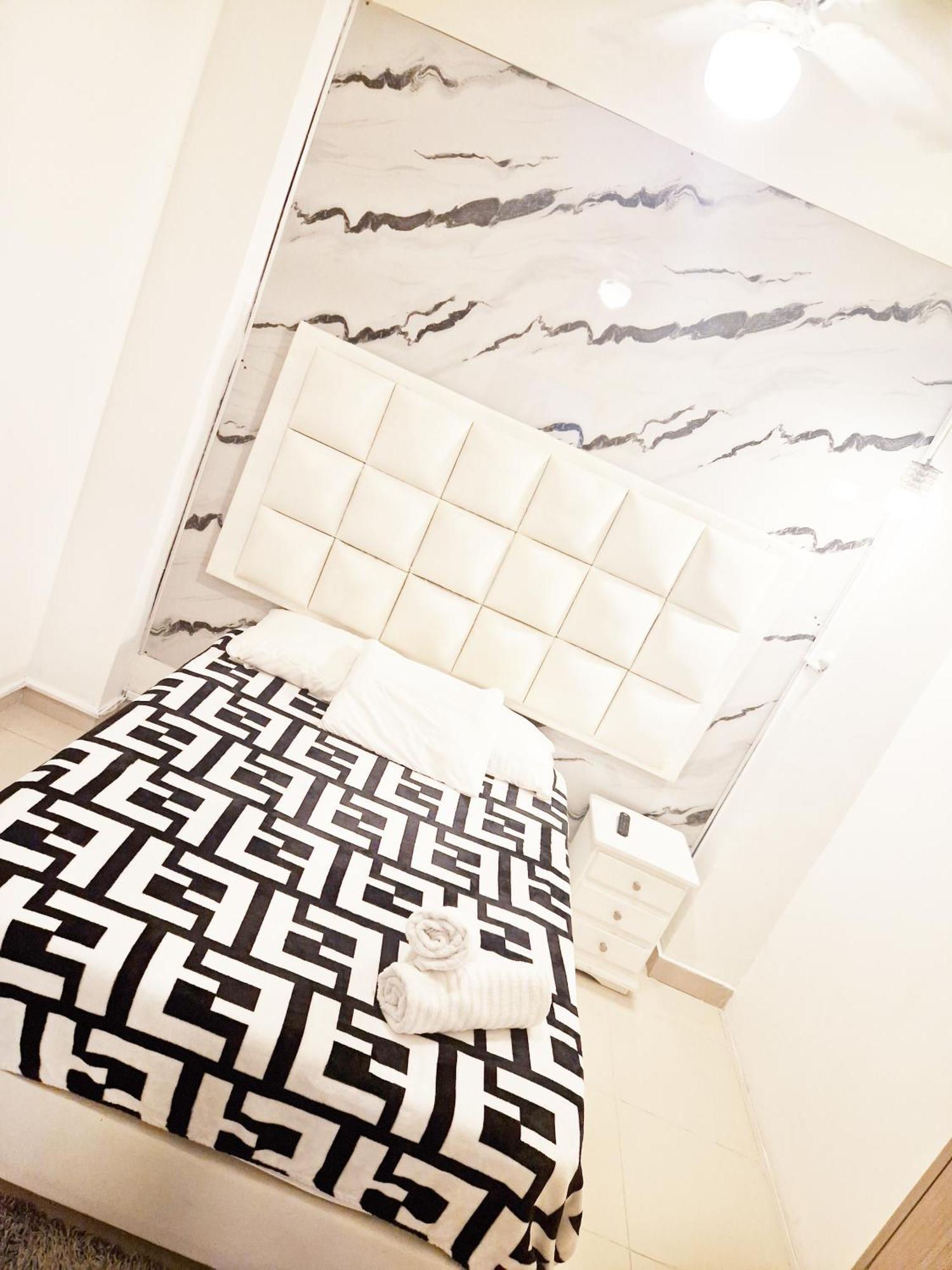5 Bedrooms With Jacuzzi At Lleras Park *
