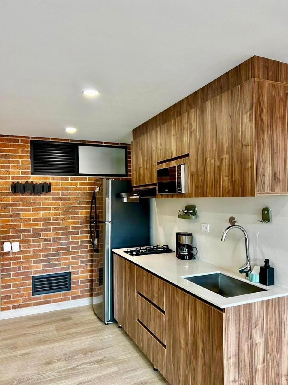 En Laureles Con Aire Acondicionado *