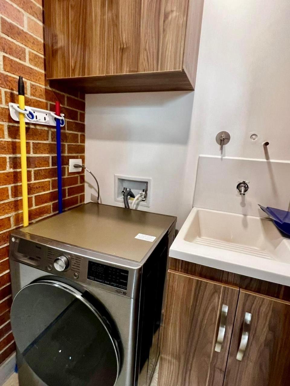 En Laureles Con Aire Acondicionado *