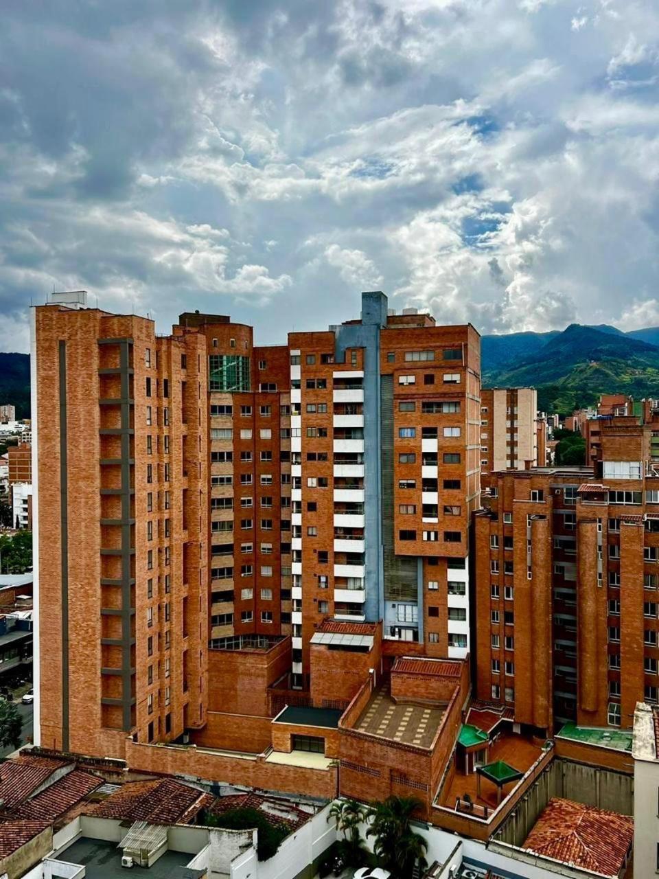En Laureles Con Aire Acondicionado *
