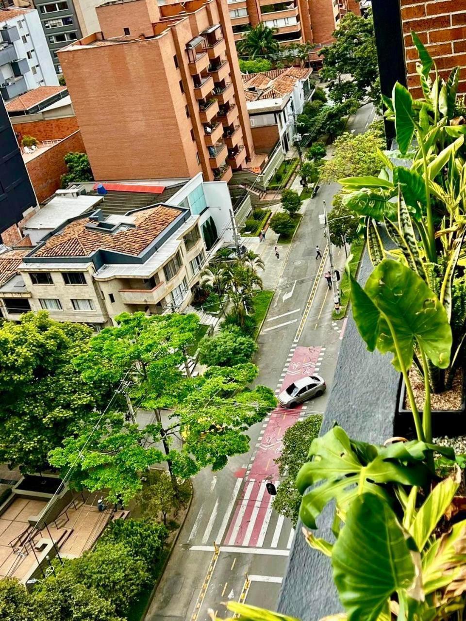 En Laureles Con Aire Acondicionado *