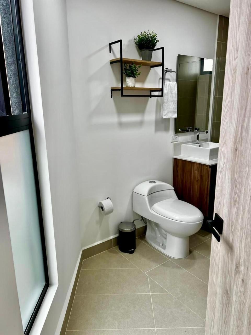 Apartamento En Laureles Con Aire Acondicionado