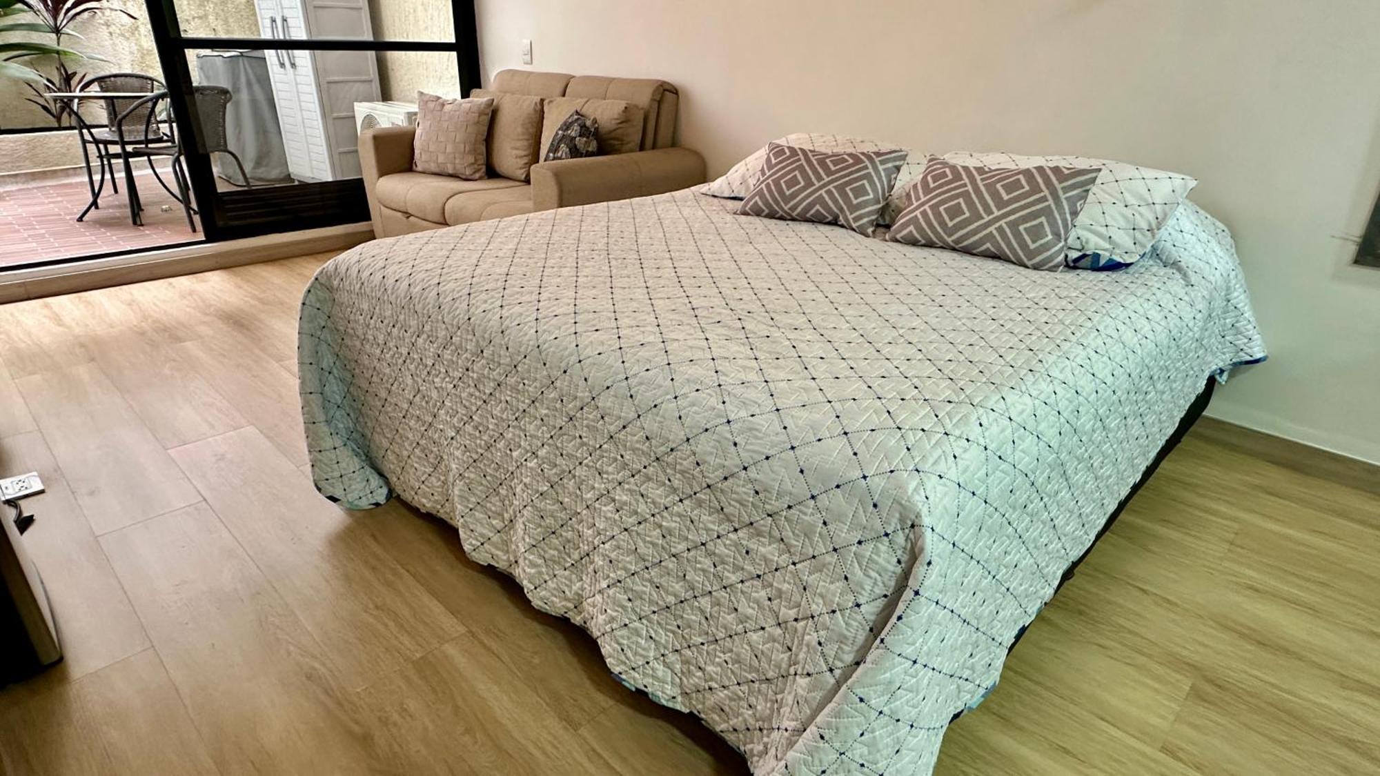 Prime Laureles Location With Air Conditioning