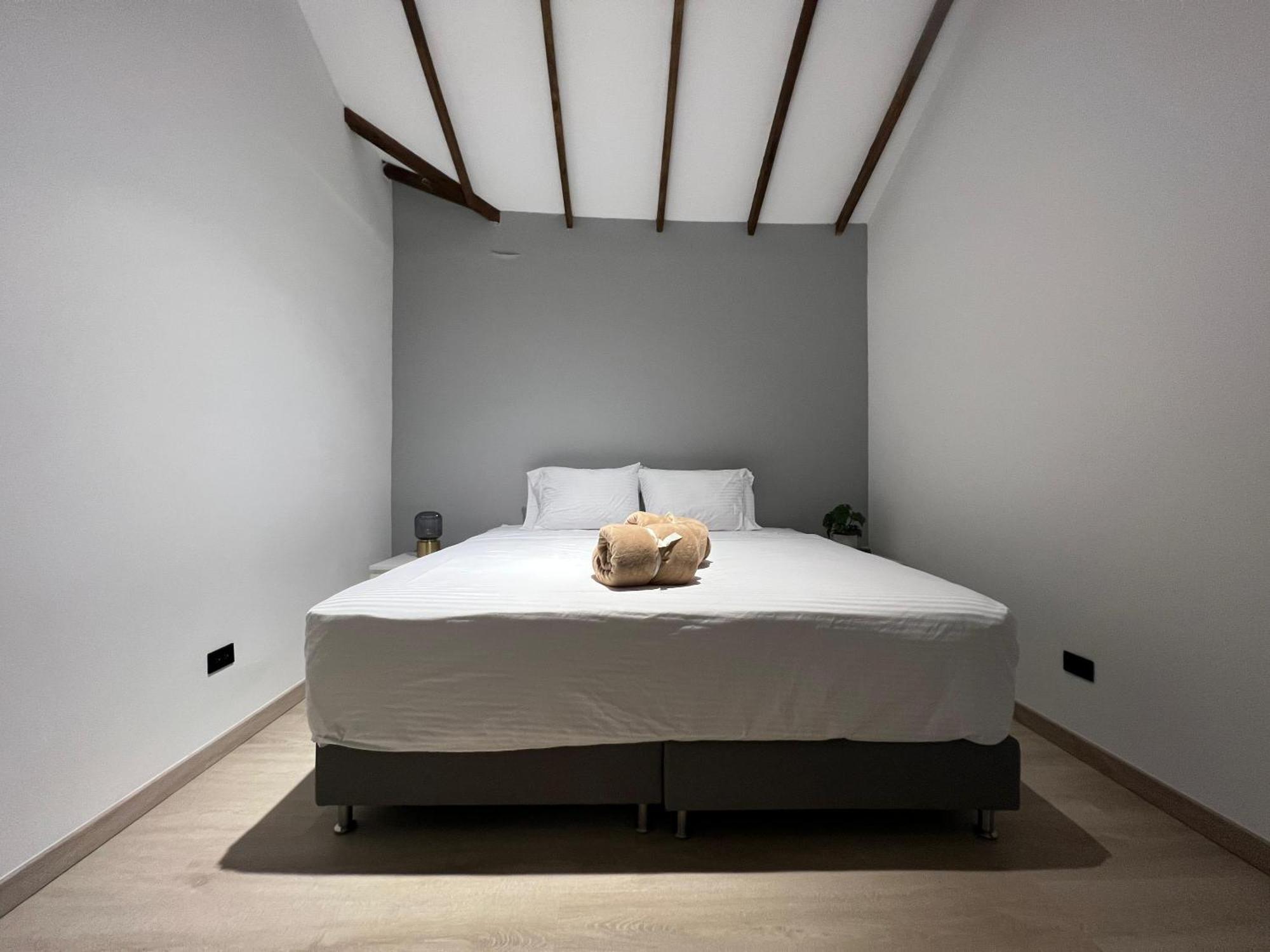Stylish 5-br In Medellin's Trendiest Spot, Walk Everywhere!