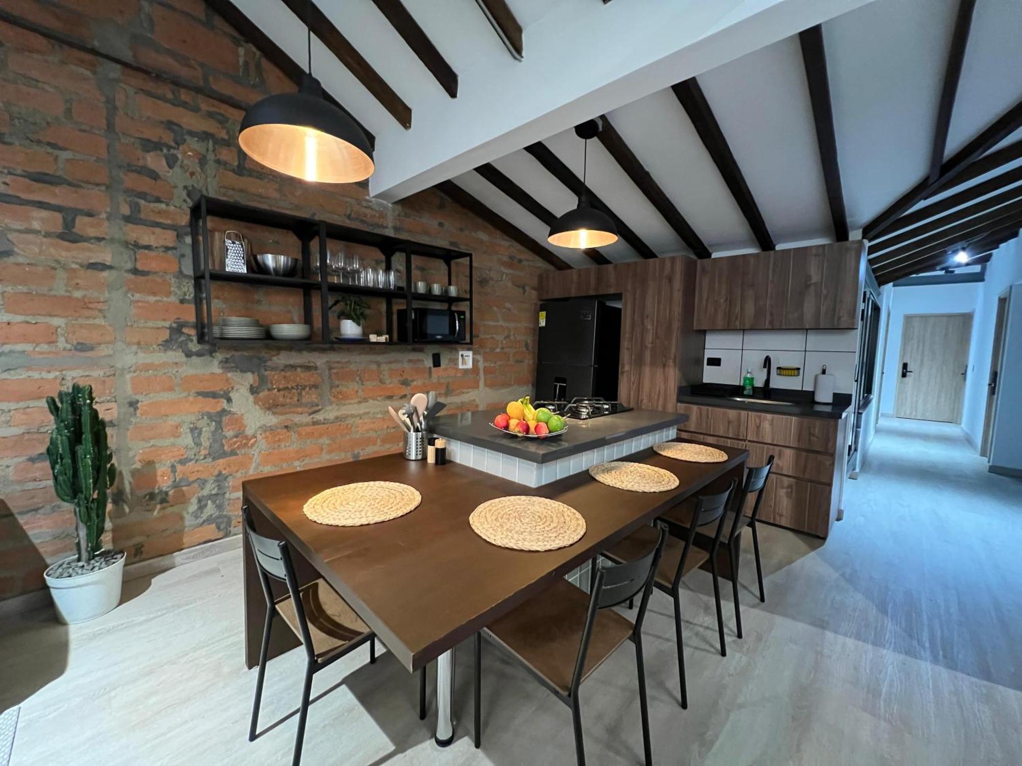 Apartamento Stylish 5-br In Medellin's Trendiest Spot, Walk Everywhere! *