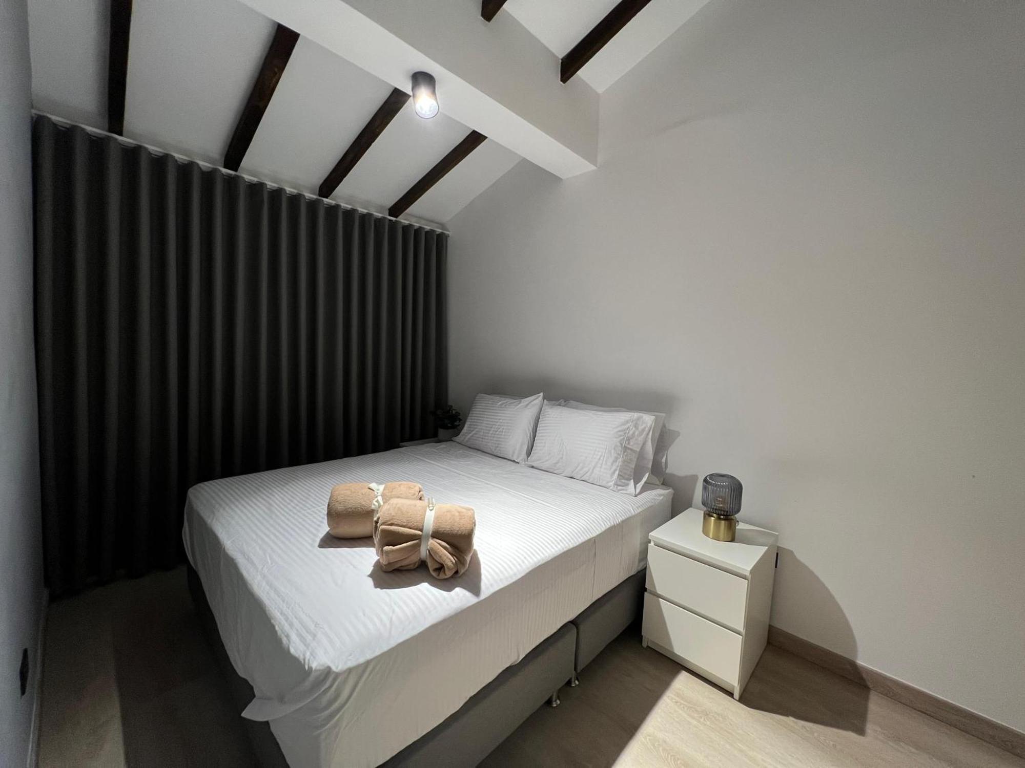 Stylish 5-br In Medellin's Trendiest Spot, Walk Everywhere!
