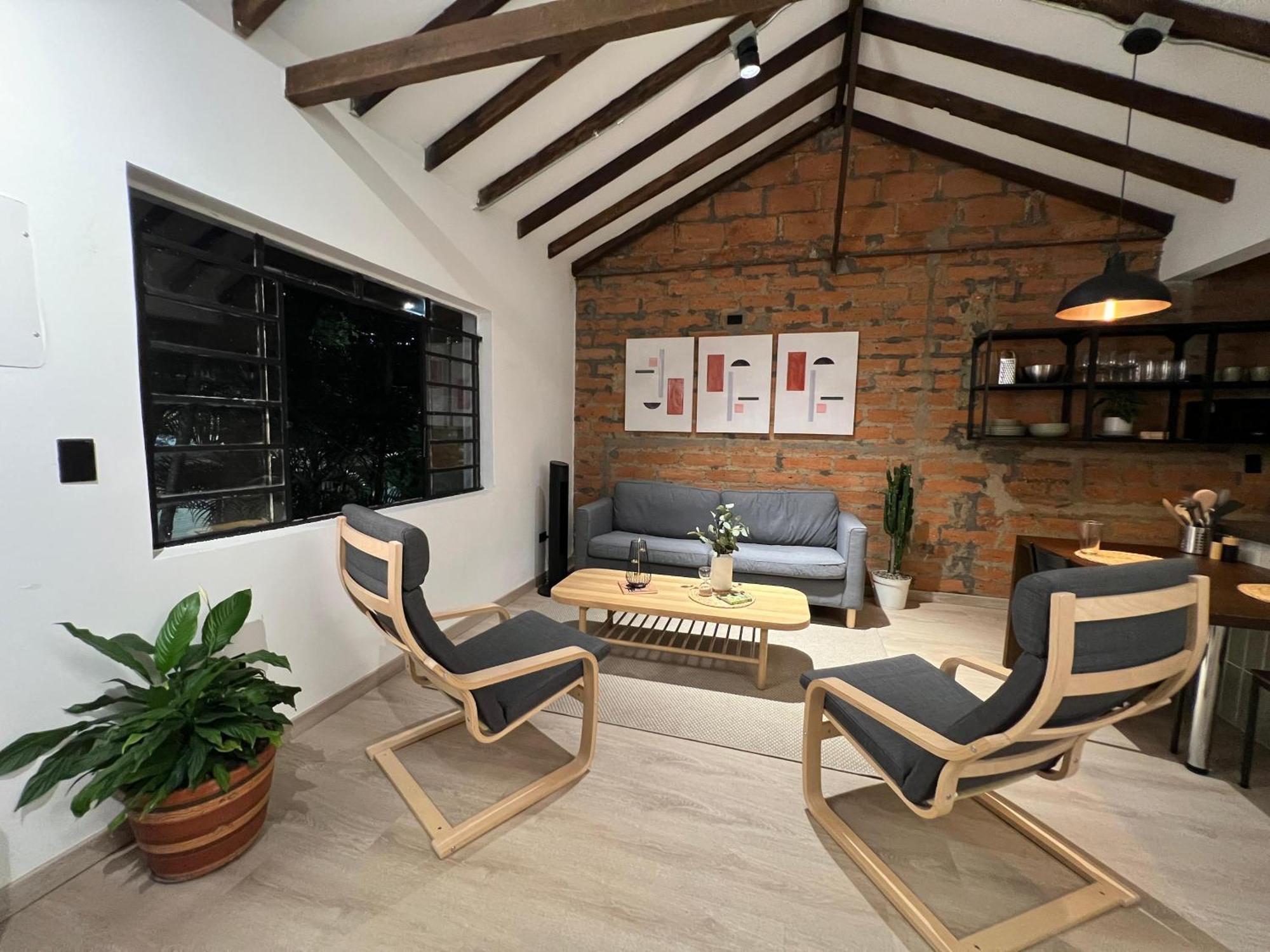 Stylish 5-br In Medellin's Trendiest Spot, Walk Everywhere!