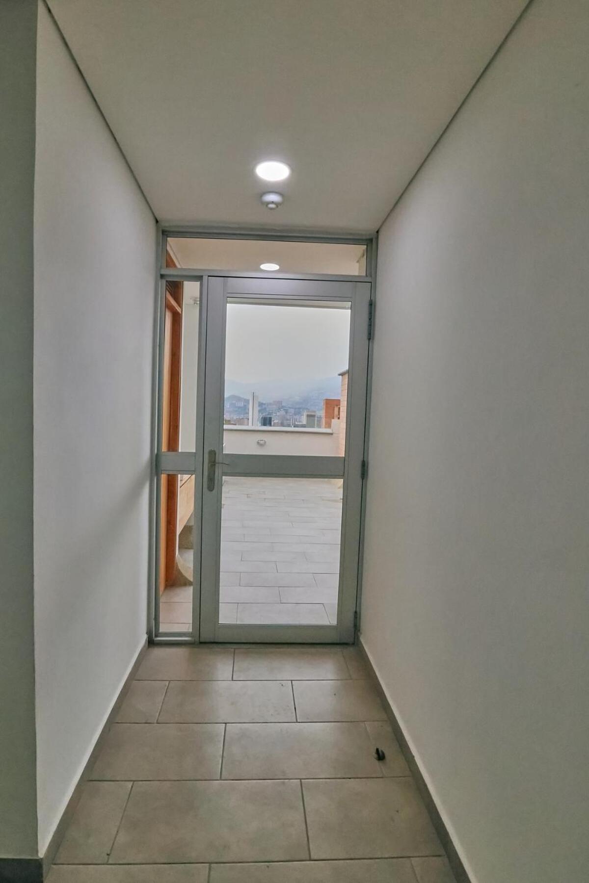 Modern Skyline -wifi, Gym, 24hr Security *