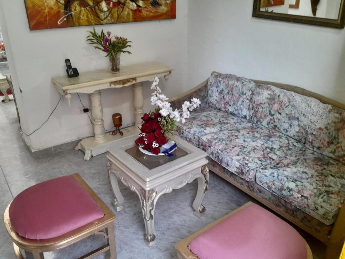 Casa Cerca A La Placita De Flores, El Tranvia El Metro, Rodeada De Restaurantes Y Comercio Rentalsop An06 * Medellín
