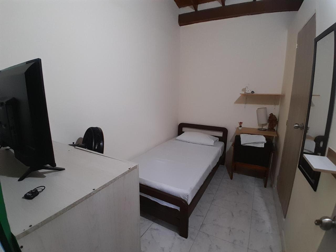 Bedroom With Private Bathroom & Shared Common Areas #3 Apartamento Medellín