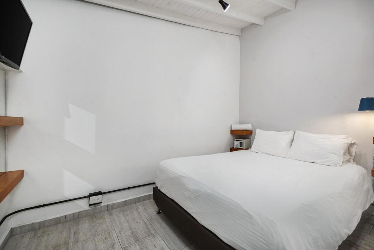 Nowa Gaira Provenza Walkable Area, Ac & Balcony Facing Karolg Club *