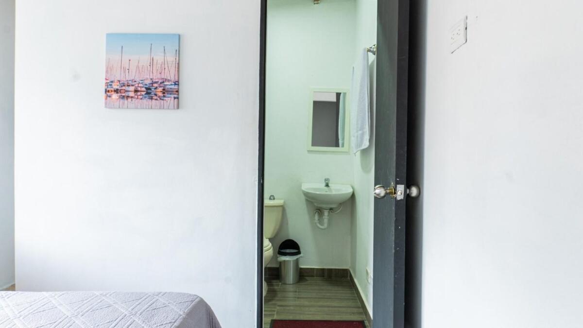 Apartamento Cerca A Estadio Con Balcon Y 5