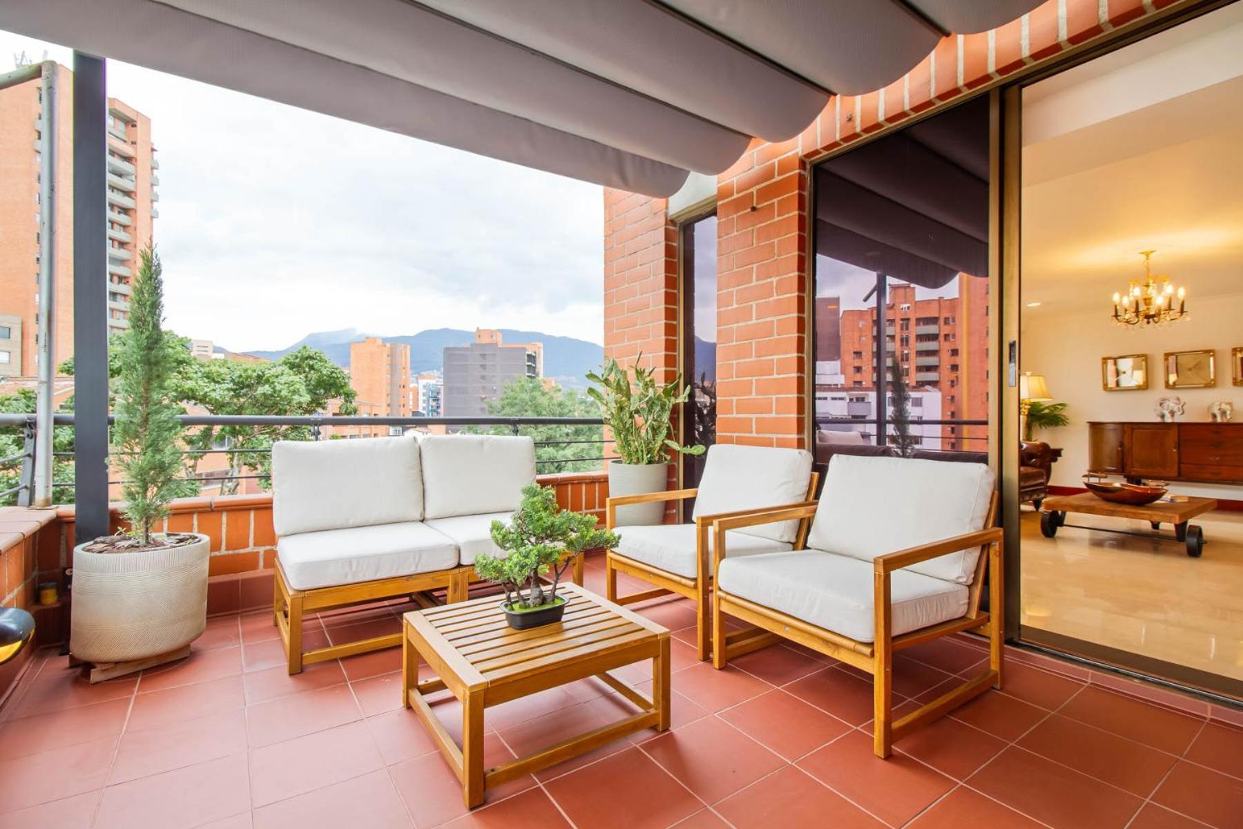 Apartamento Medellin, Laureles - Luxury Penthouse, 5-min Zona Rosa, 5 Balconies, Panoramic Views *
