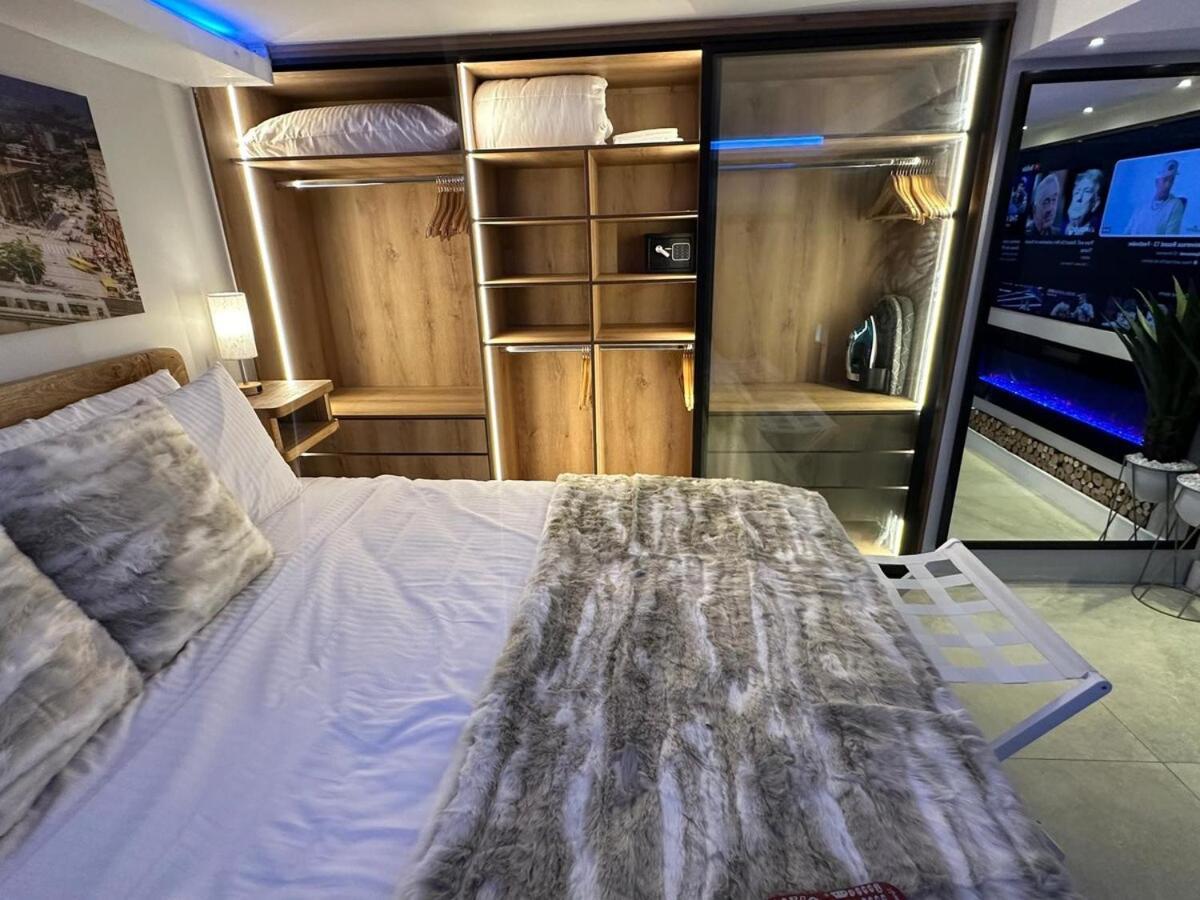 Luxury Jacuzzi Air Conditioning Fireplace And King Bed *