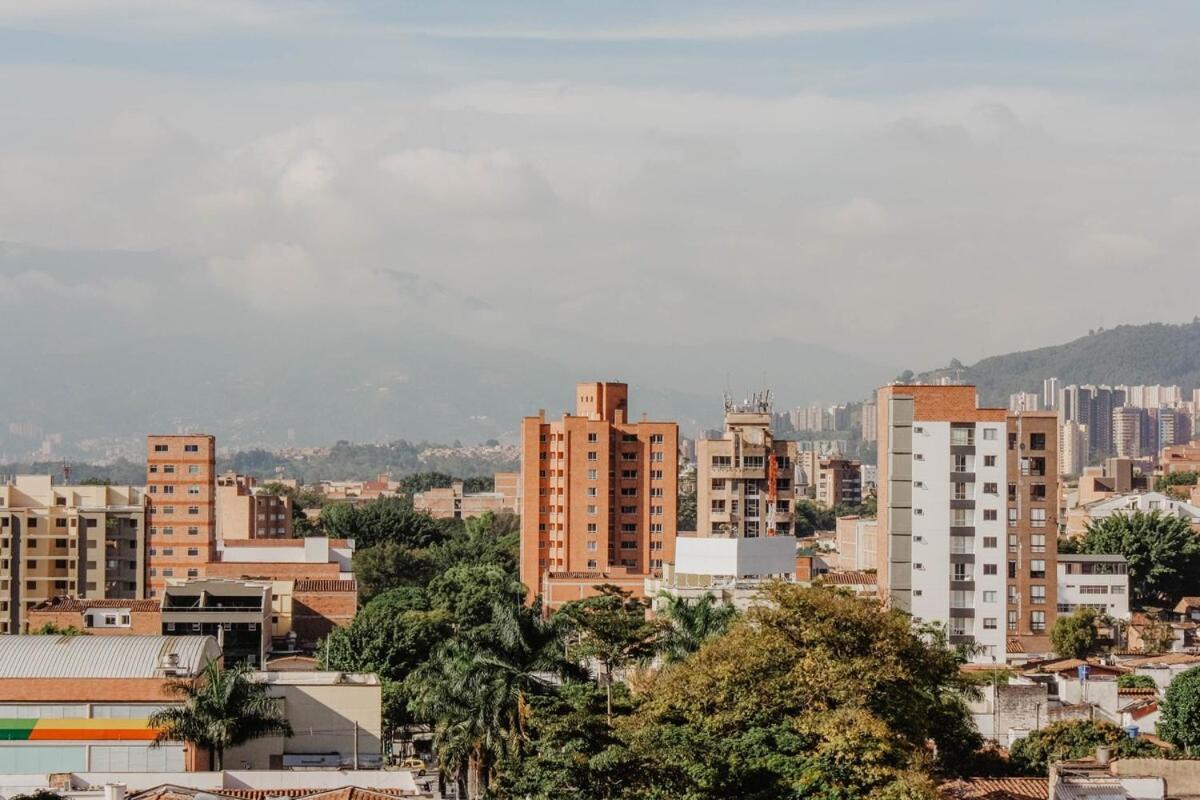 Medellin, Laureles - Luxury Penthouse, 5-min Zona Rosa, 5 Balconies, Panoramic Views Apartamento Medellín