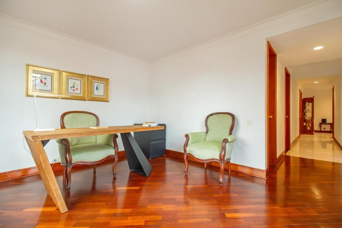 Apartamento Medellin, Laureles - Luxury Penthouse, 5-min Zona Rosa, 5 Balconies, Panoramic Views