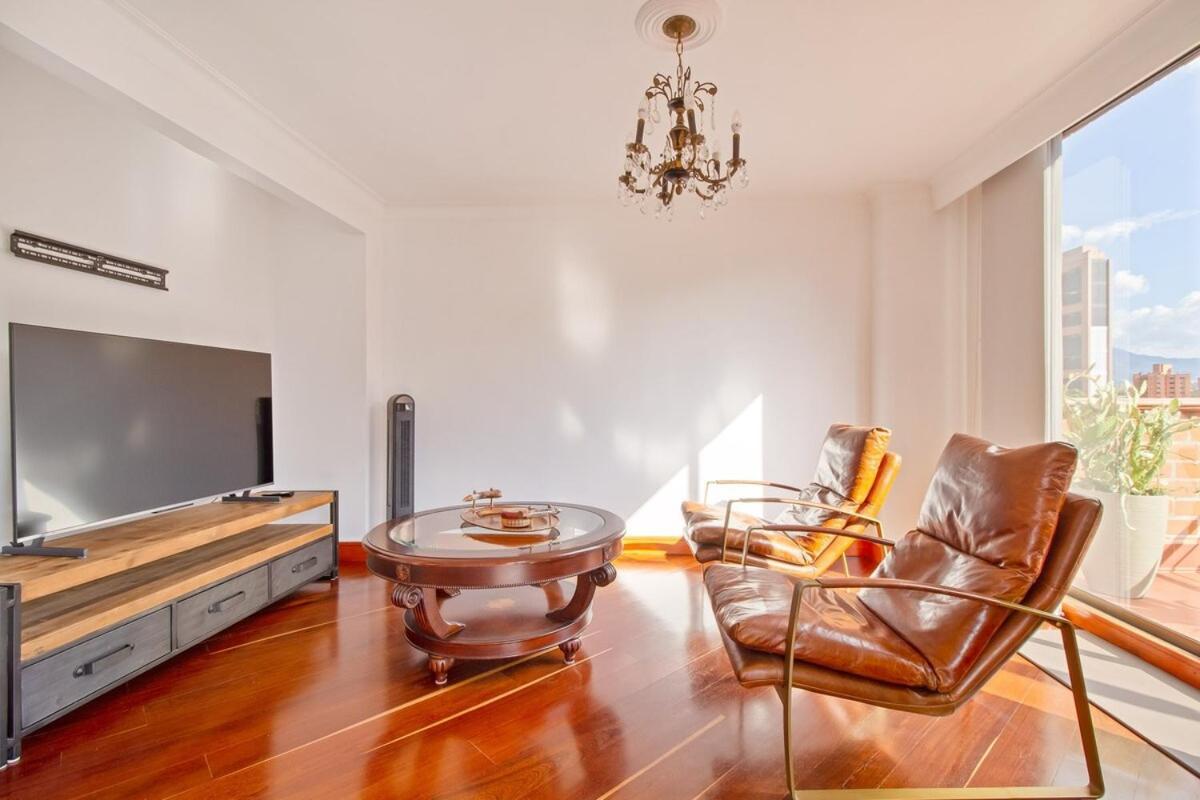 Apartamento Medellin, Laureles - Luxury Penthouse, 5-min Zona Rosa, 5 Balconies, Panoramic Views