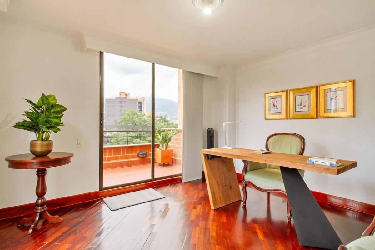 Medellin, Laureles - Luxury Penthouse, 5-min Zona Rosa, 5 Balconies, Panoramic Views Apartamento *