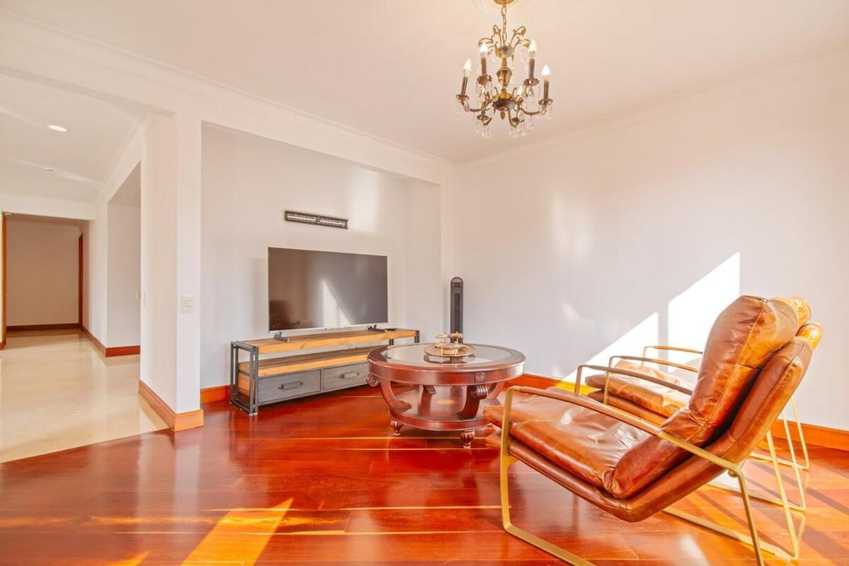 Apartamento Medellin, Laureles - Luxury Penthouse, 5-min Zona Rosa, 5 Balconies, Panoramic Views Medellín