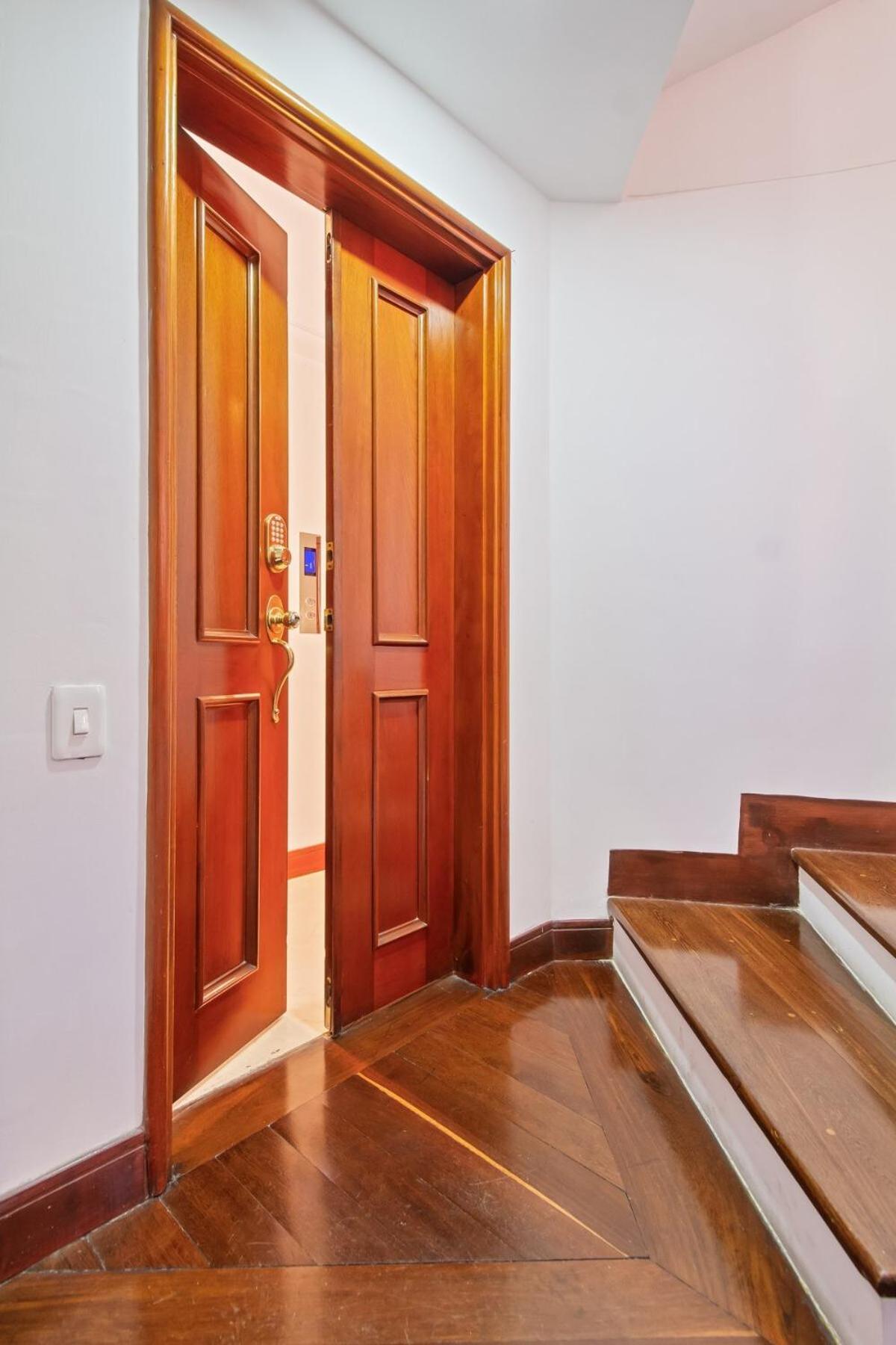 Medellin, Laureles - Luxury Penthouse, 5-min Zona Rosa, 5 Balconies, Panoramic Views *