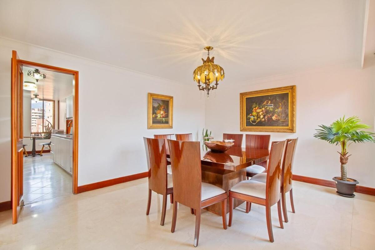 Apartamento Medellin, Laureles - Luxury Penthouse, 5-min Zona Rosa, 5 Balconies, Panoramic Views