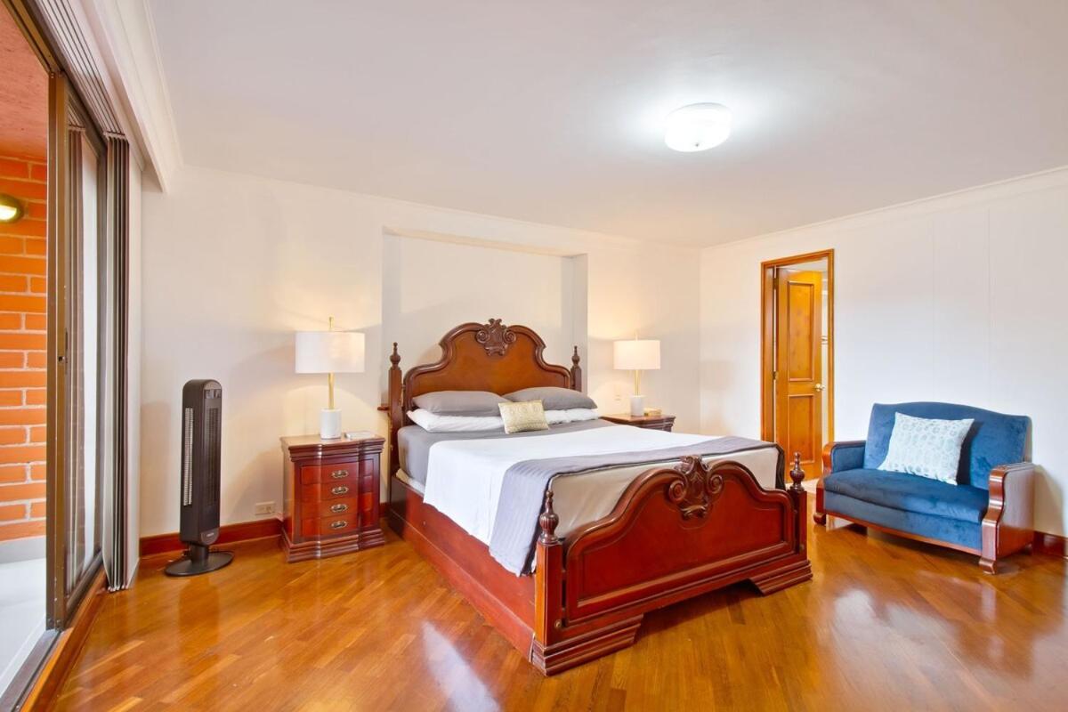 Medellin, Laureles - Luxury Penthouse, 5-min Zona Rosa, 5 Balconies, Panoramic Views Apartamento *