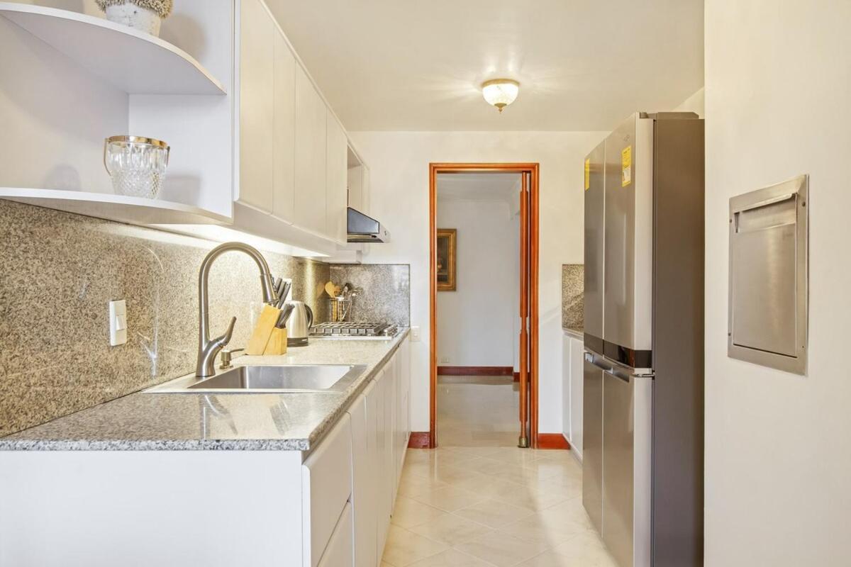 Apartamento Medellin, Laureles - Luxury Penthouse, 5-min Zona Rosa, 5 Balconies, Panoramic Views