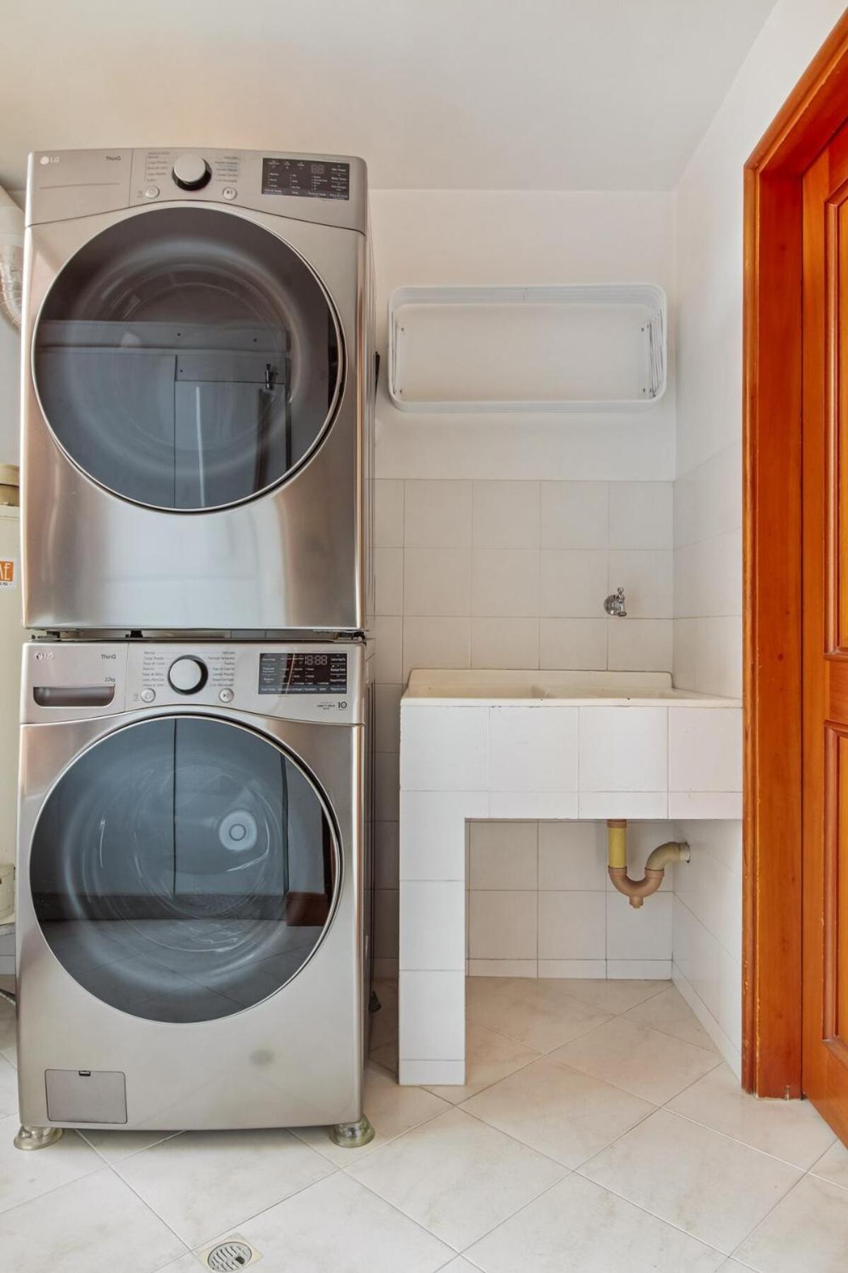 Apartamento Medellin, Laureles - Luxury Penthouse, 5-min Zona Rosa, 5 Balconies, Panoramic Views *