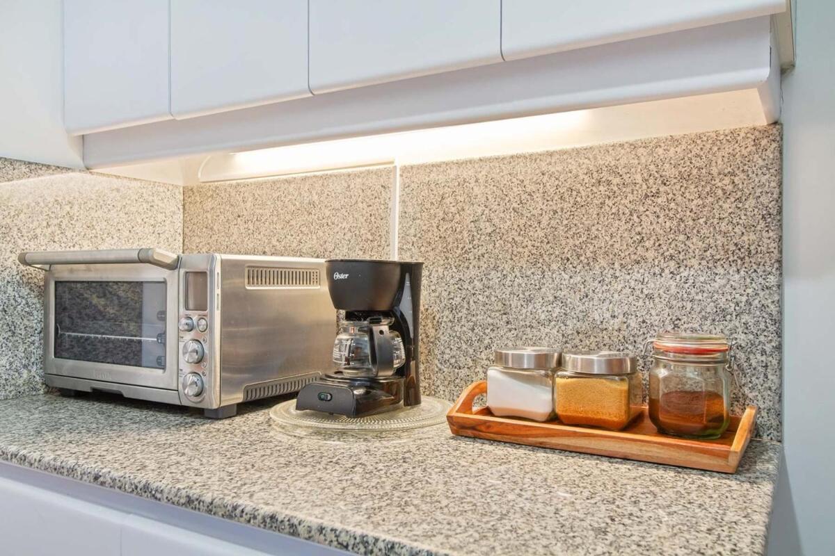 Medellin, Laureles - Luxury Penthouse, 5-min Zona Rosa, 5 Balconies, Panoramic Views *