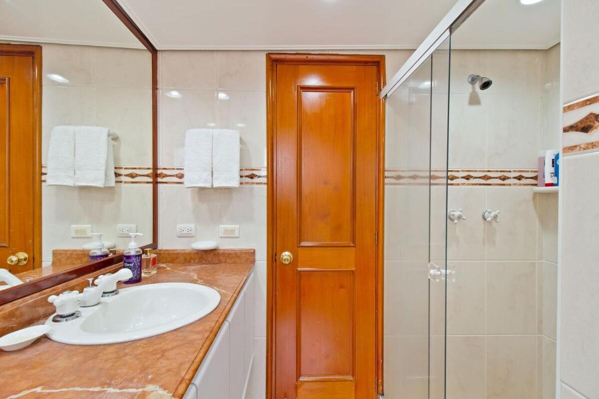 Medellin, Laureles - Luxury Penthouse, 5-min Zona Rosa, 5 Balconies, Panoramic Views Medellín