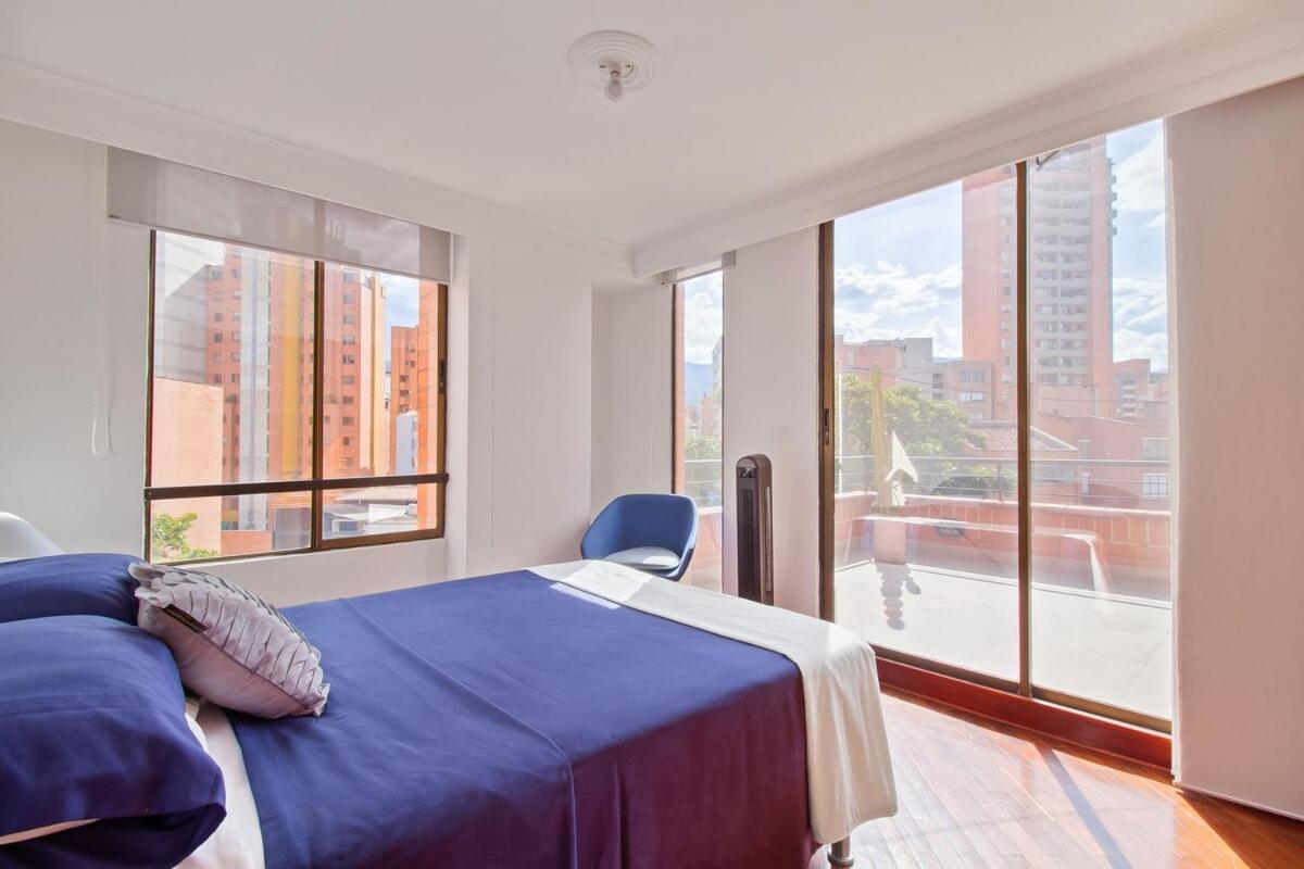 Medellin, Laureles - Luxury Penthouse, 5-min Zona Rosa, 5 Balconies, Panoramic Views Apartamento Medellín