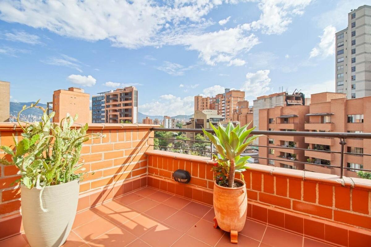 Medellin, Laureles - Luxury Penthouse, 5-min Zona Rosa, 5 Balconies, Panoramic Views Medellín