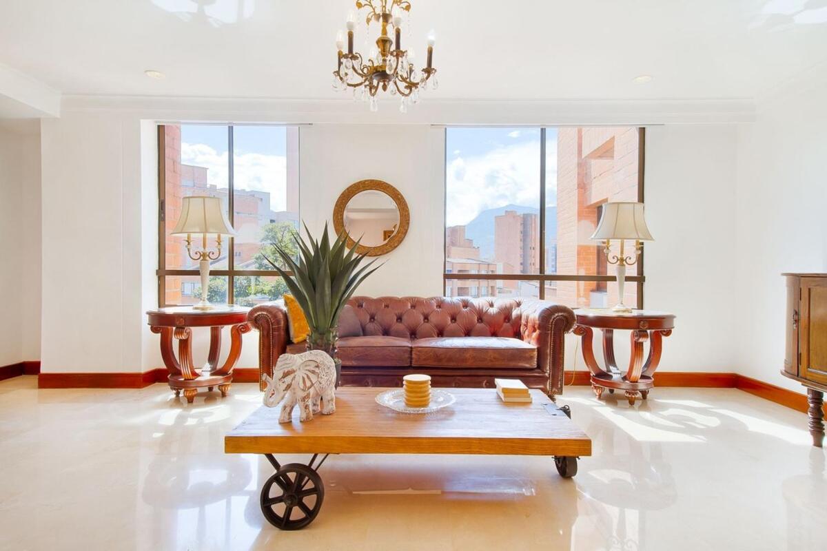 Apartamento Medellin, Laureles - Luxury Penthouse, 5-min Zona Rosa, 5 Balconies, Panoramic Views