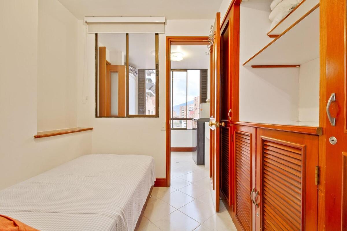 Medellin, Laureles - Luxury Penthouse, 5-min Zona Rosa, 5 Balconies, Panoramic Views Apartamento Medellín