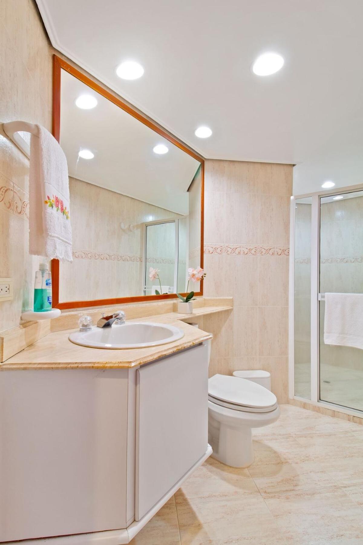 Medellin, Laureles - Luxury Penthouse, 5-min Zona Rosa, 5 Balconies, Panoramic Views * Medellín