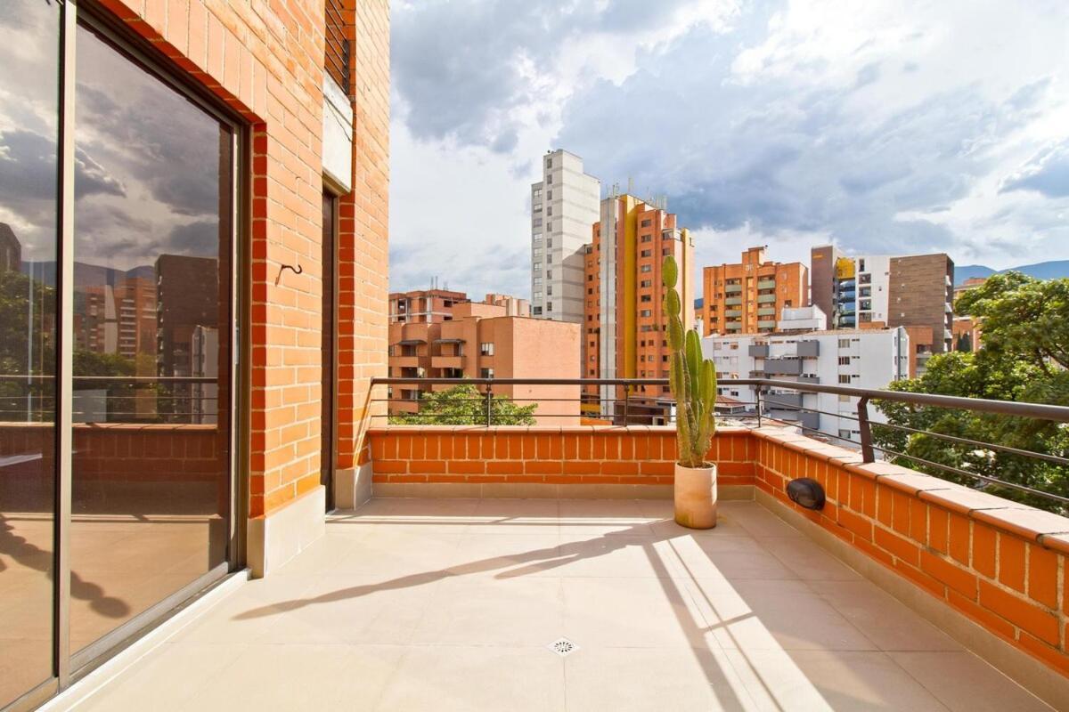 Medellin, Laureles - Luxury Penthouse, 5-min Zona Rosa, 5 Balconies, Panoramic Views Medellín