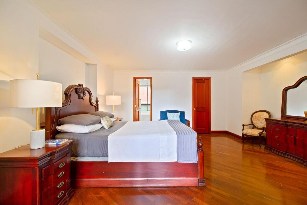 Medellin, Laureles - Luxury Penthouse, 5-min Zona Rosa, 5 Balconies, Panoramic Views