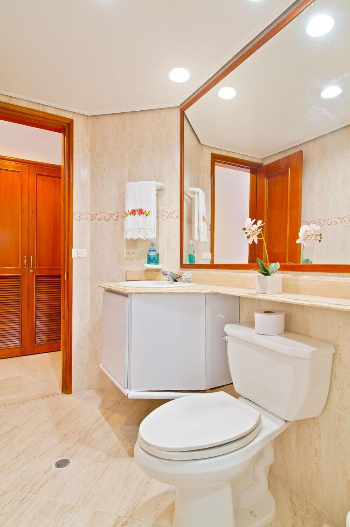Medellin, Laureles - Luxury Penthouse, 5-min Zona Rosa, 5 Balconies, Panoramic Views Apartamento *