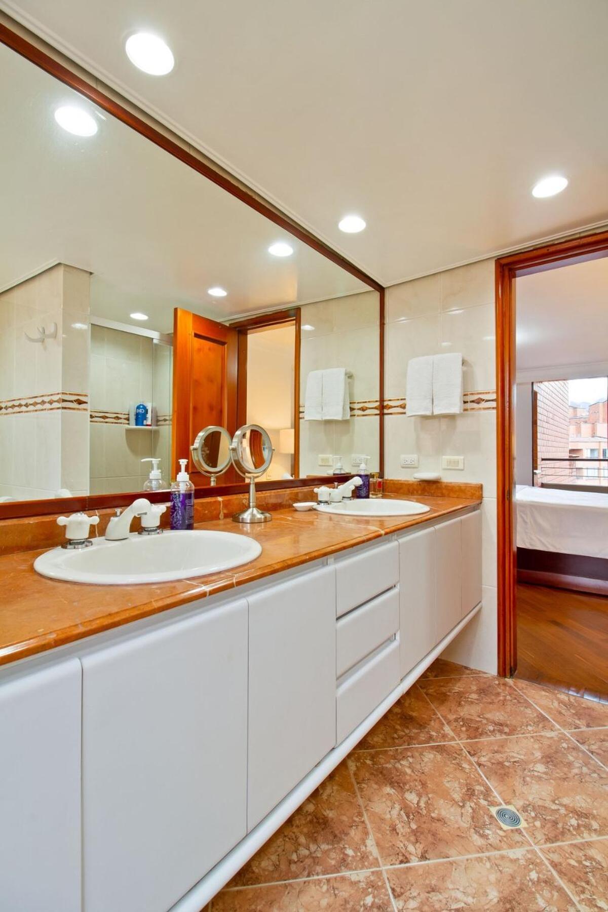 Medellin, Laureles - Luxury Penthouse, 5-min Zona Rosa, 5 Balconies, Panoramic Views Apartamento Medellín