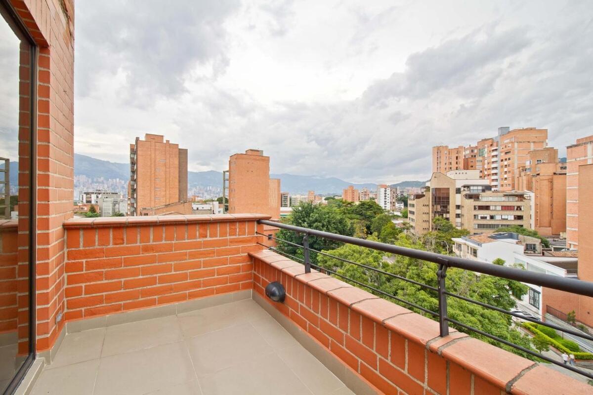 Medellin, Laureles - Luxury Penthouse, 5-min Zona Rosa, 5 Balconies, Panoramic Views