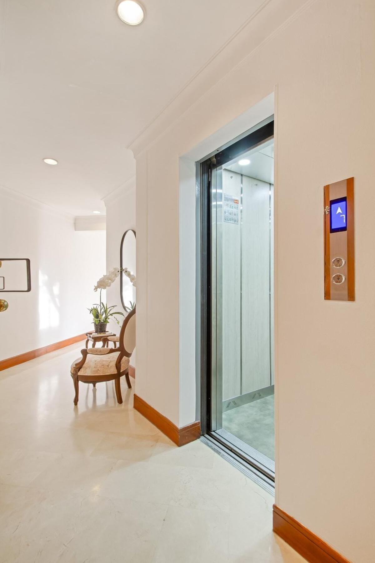 Medellin, Laureles - Luxury Penthouse, 5-min Zona Rosa, 5 Balconies, Panoramic Views